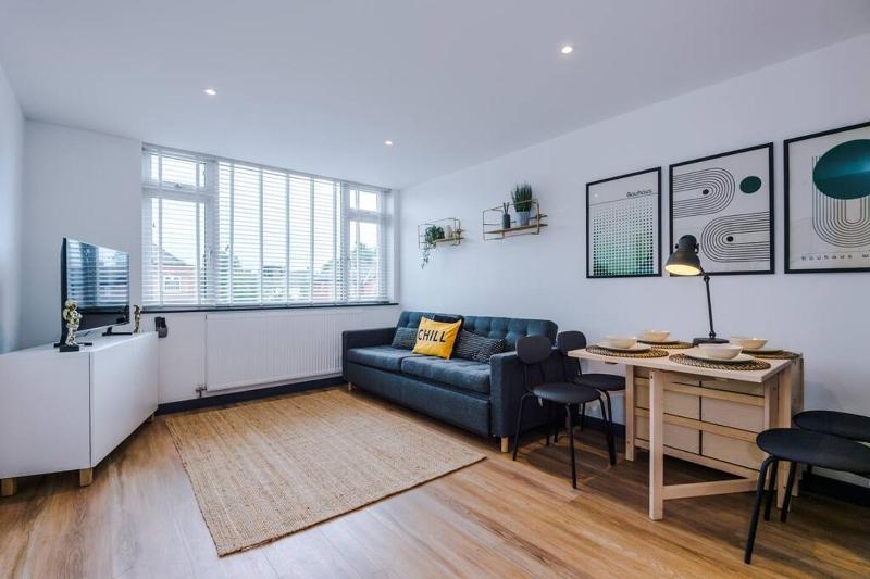 Perfect for Contractors Long Stays and Close amenities - image 27