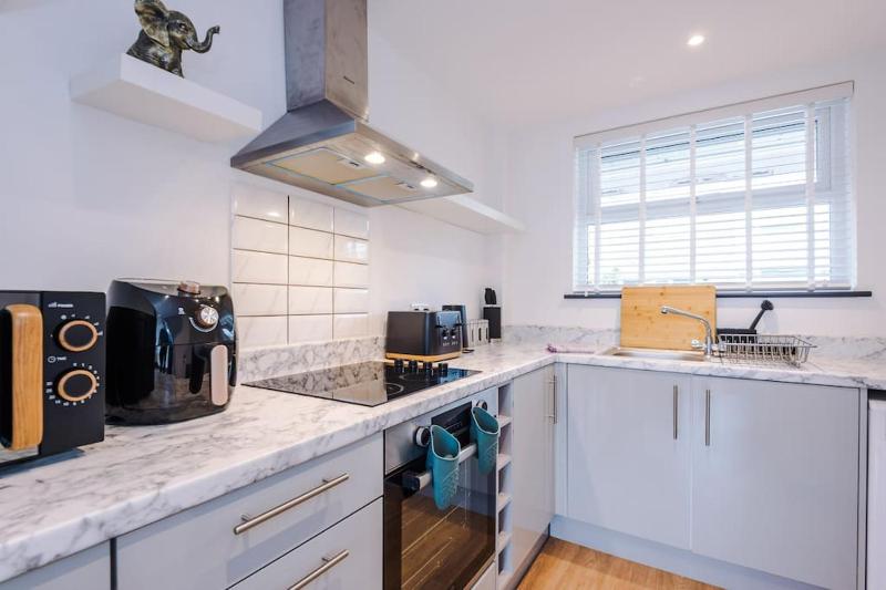 Perfect for Contractors Long Stays and Close amenities - image 33