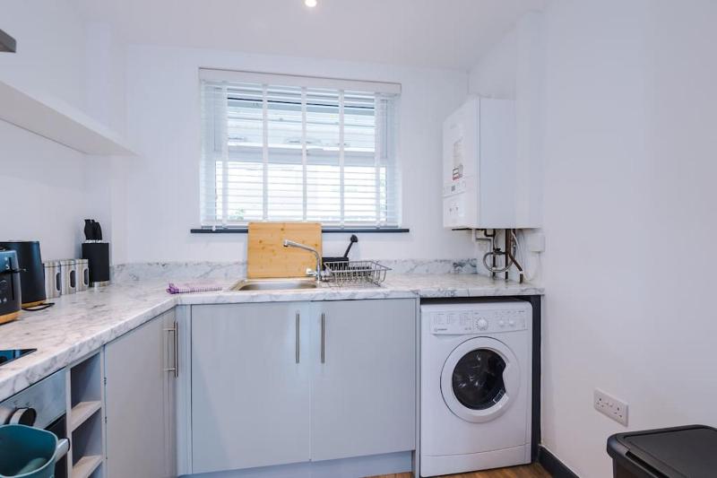 Perfect for Contractors Long Stays and Close amenities - image 6