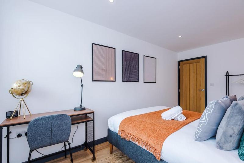 Perfect for Contractors Long Stays and Close amenities - image 30