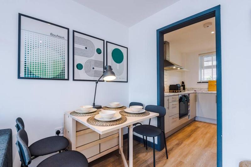 Perfect for Contractors Long Stays and Close amenities - image 2