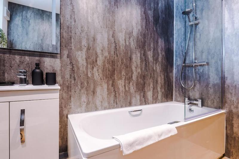 Perfect for Contractors Long Stays and Close amenities - image 41