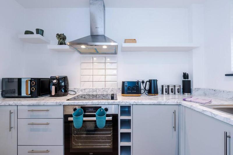 Perfect for Contractors Long Stays and Close amenities - image 19
