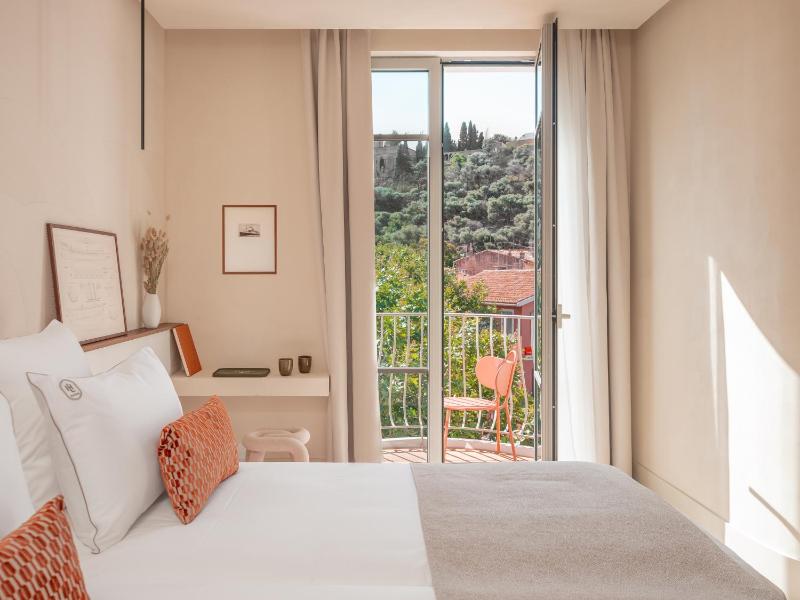 Deluxe Double Room with Balcony image 3