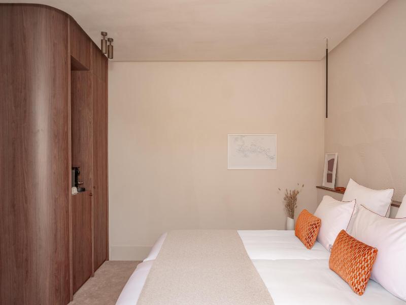 Deluxe Double Room with Balcony image 1