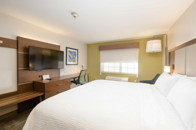Standard King Room image 2