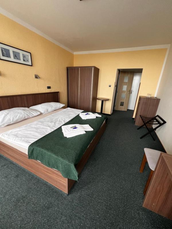 Double or Twin Room image 3