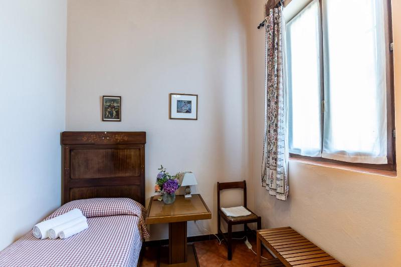 Single Room with Shared Bathroom image 1