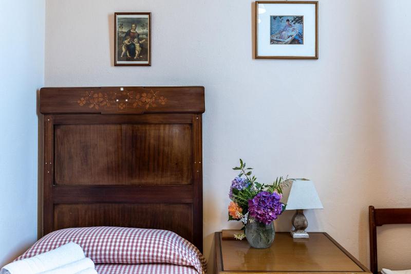 Single Room with Shared Bathroom image 3
