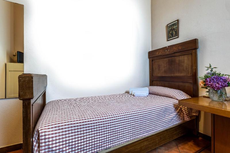 Single Room with Shared Bathroom image 4