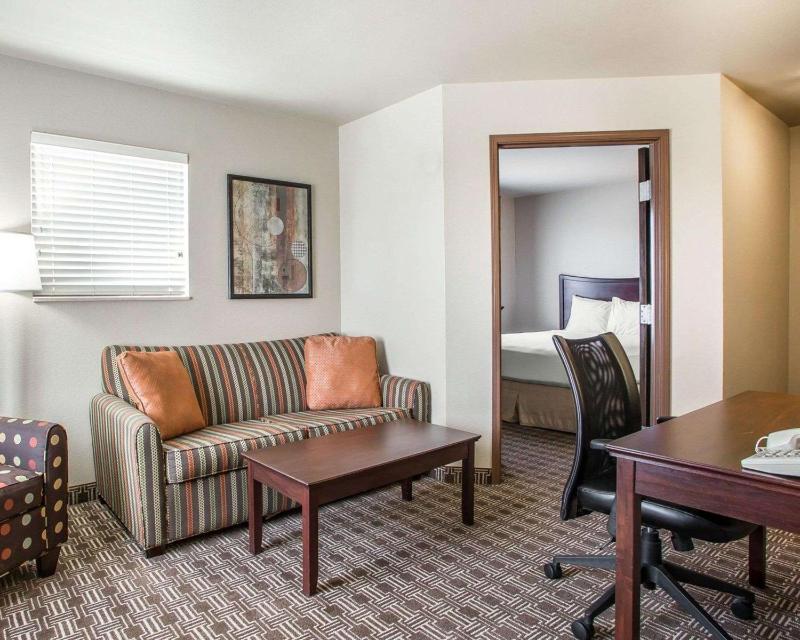 Queen Suite - Non-Smoking image 3