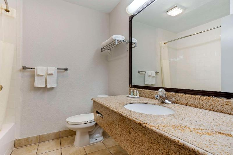 Queen Suite with Two Queen Beds - Non-Smoking image 2