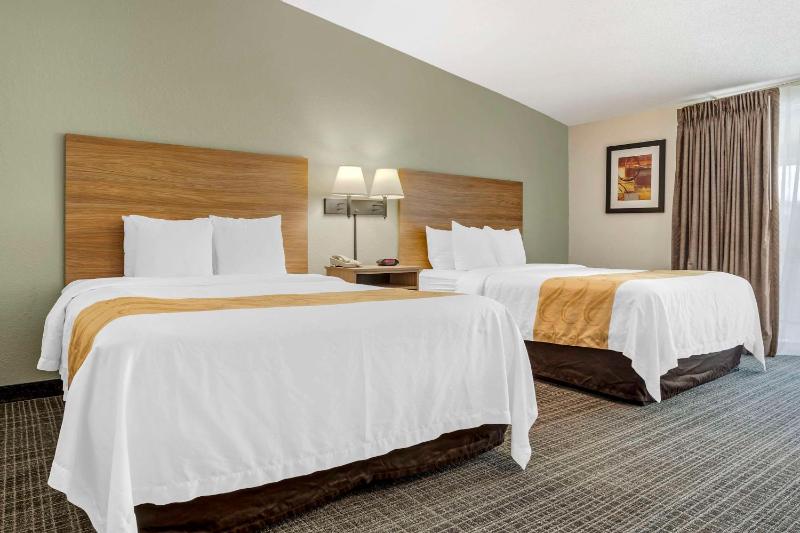 Queen Room with Two Queen Beds - Non-Smoking image 4