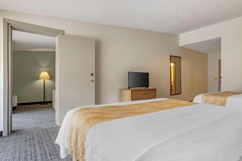 Queen Suite with Two Queen Beds - Non-Smoking image 4
