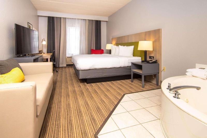 King Suite with Whirlpool - Non-Smoking image 3