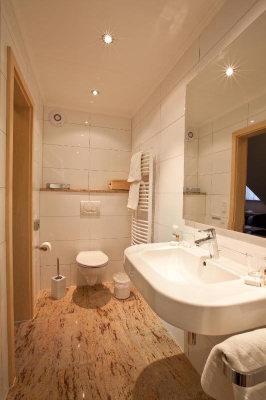 Double Room image 3