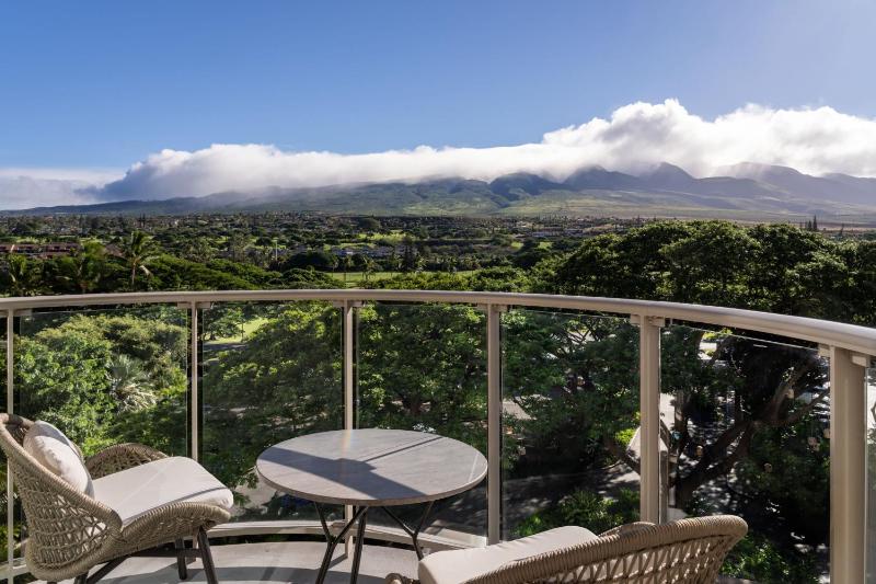 Kukahi - King Room with Aina View image 4