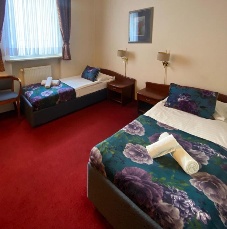 Large Twin Room image 4