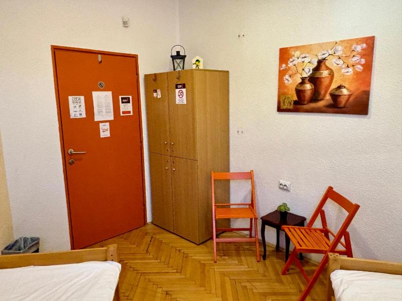 Twin Room with Shared Bathroom image 4