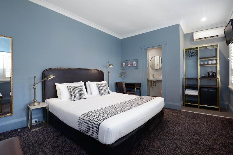 Superior King Room with Private Bathroom image 2
