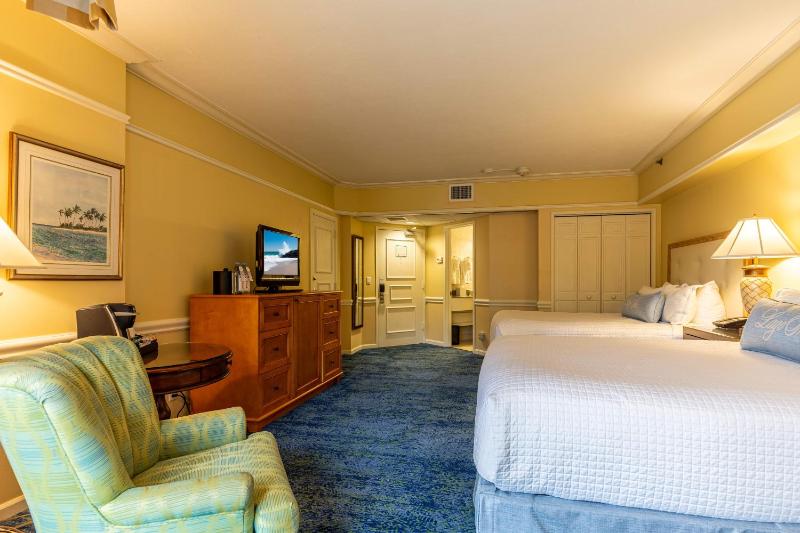 Queen Room with Two Queen Beds image 4