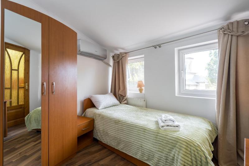 Twin Room image 4