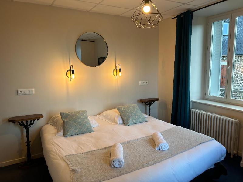 Double Room with Balcony image 4