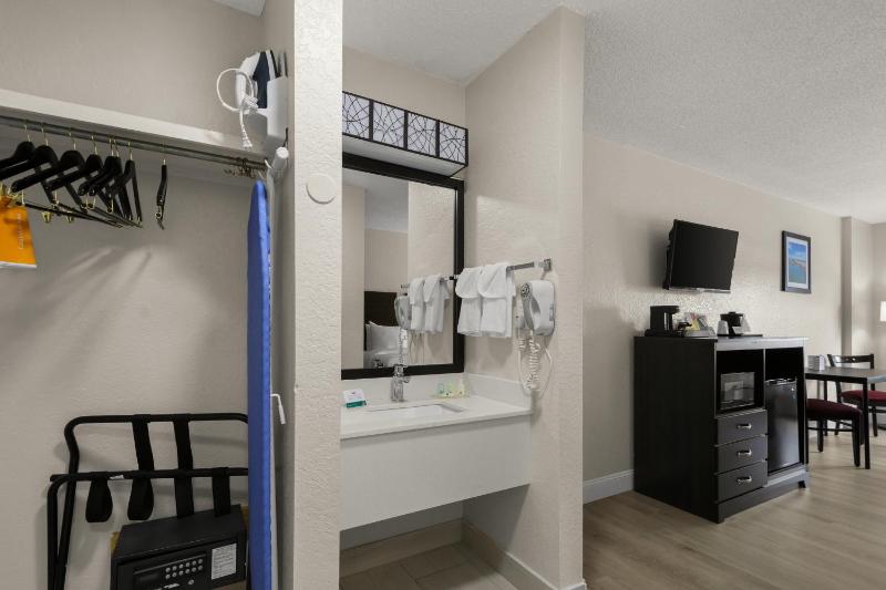 Queen Room with Two Queen Beds - Non-Smoking image 2