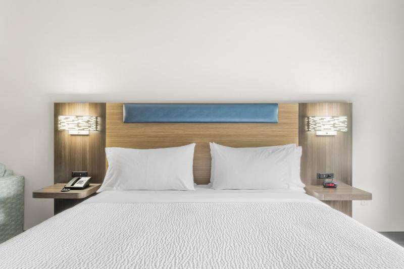 Standard King Room image 2