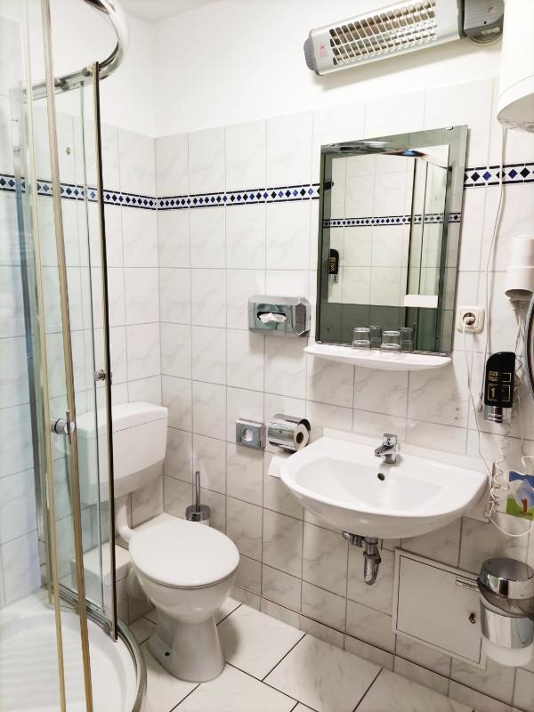 Twin Room image 4