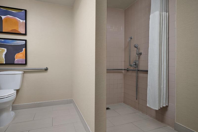 Two-Bedroom Queen Suite image 2