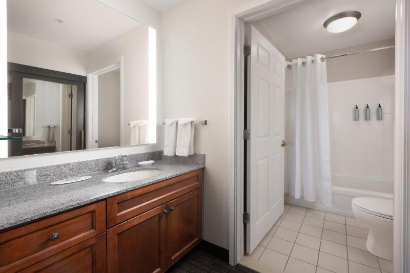 One-Bedroom Queen Suite image 2