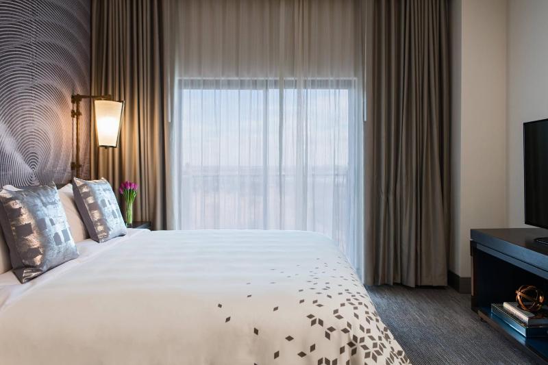 One-Bedroom King Suite with Sofa Bed  image 3