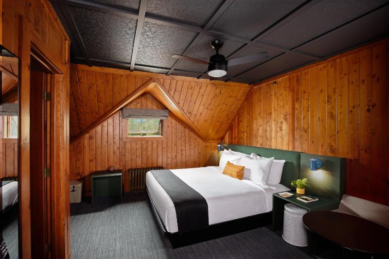 King Room image 3