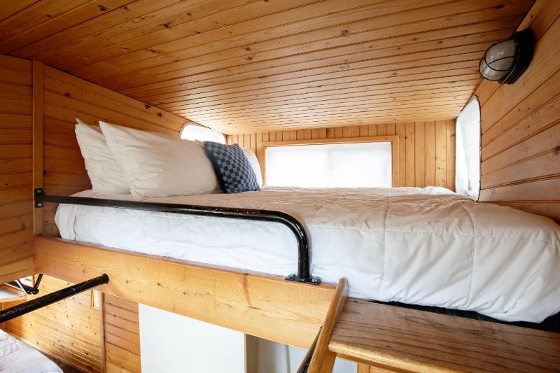 Deluxe Quadruple Room image 3