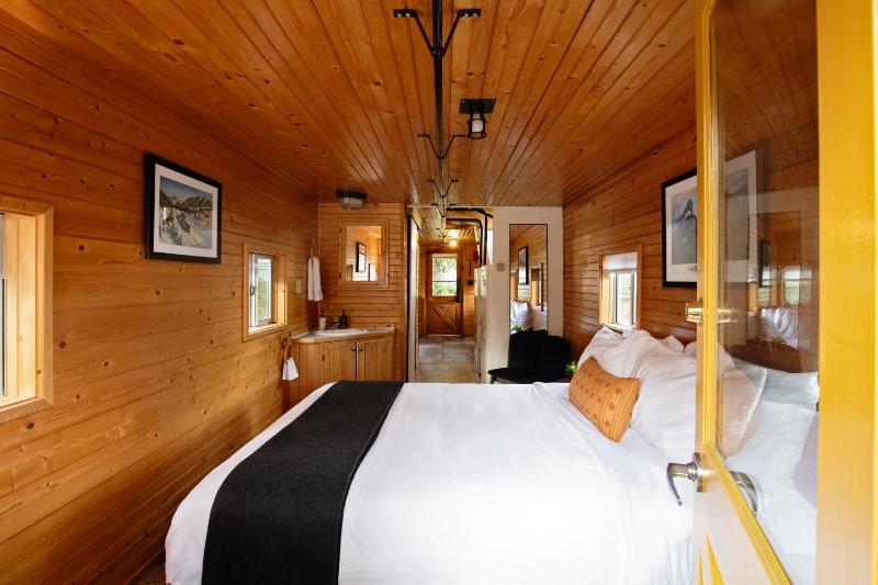 Deluxe Queen Room image 3