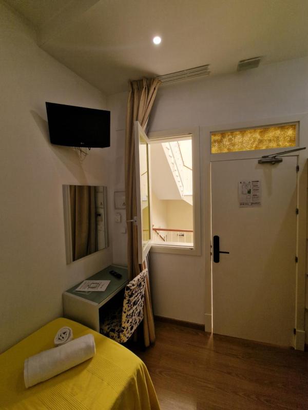Single Room image 3