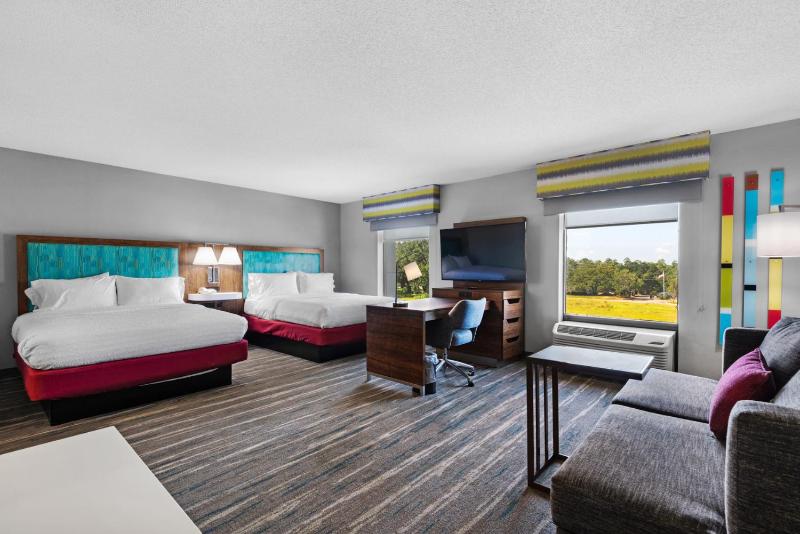 Queen Room with Two Queen Beds (4 Adults) image 2