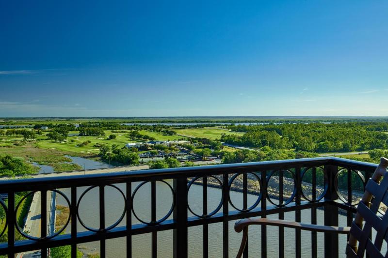 Guest room, 1 King, Golf view, Balcony image 4