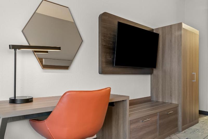 Standard King Room image 2