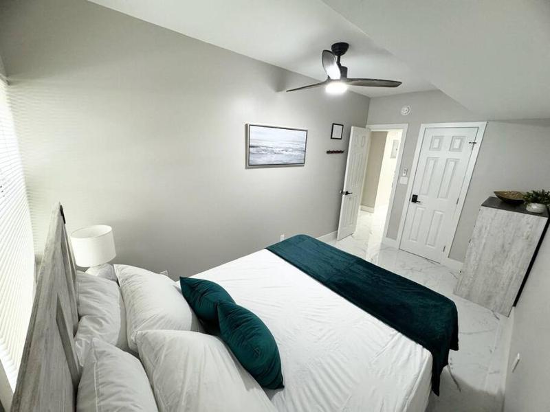 3Bd 2Bath 1 Block from the beach! Newly renovated - image 13