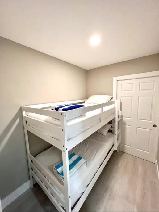 3Bd 2Bath 1 Block from the beach! Newly renovated - image 16