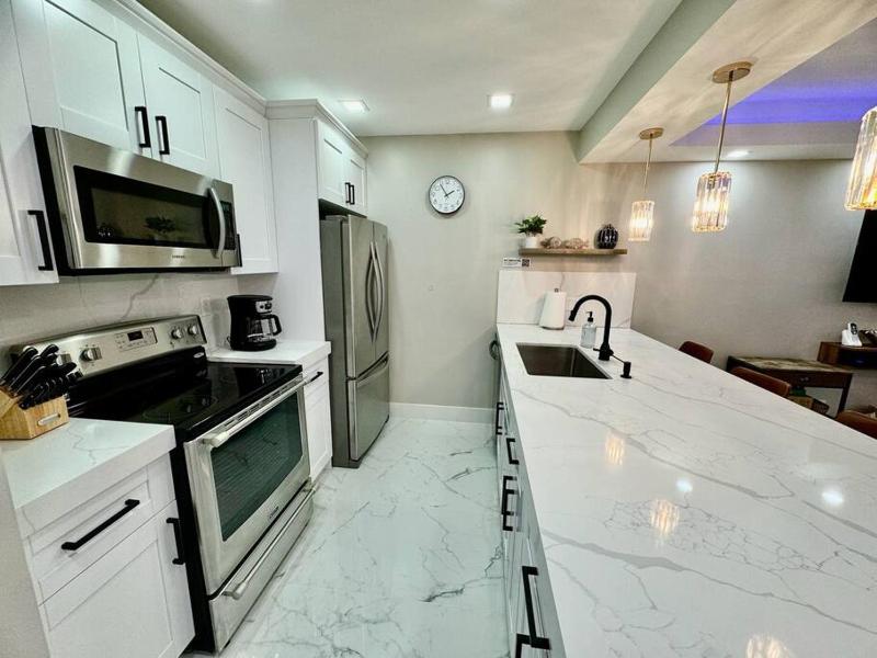 3Bd 2Bath 1 Block from the beach! Newly renovated - image 5