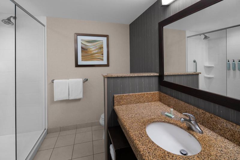 Queen Room with Two Queen Beds and Adapted Tub - Mobility and Hearing Accessible image 3