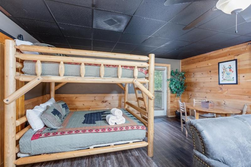 ER101 - Heavenly Hideaway Great location - Close to town! cabin - image 31