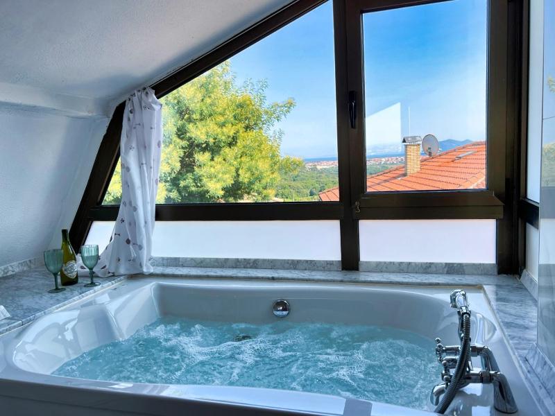 Superior Double Room with Big Hydromassage Bath and Balcony image 3
