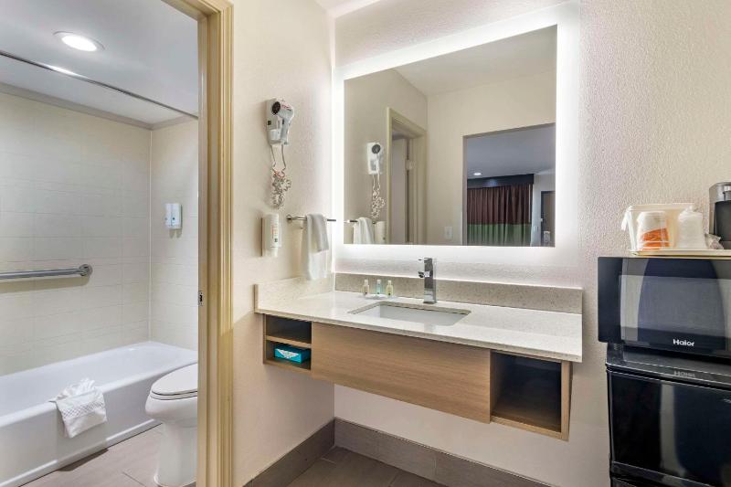 Double Room with Two Double Beds - Ground Floor image 3