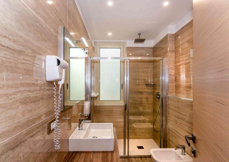 Triple Room with Beach Access image 3
