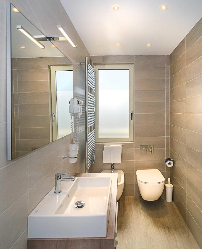 Double Room with Beach Access image 4