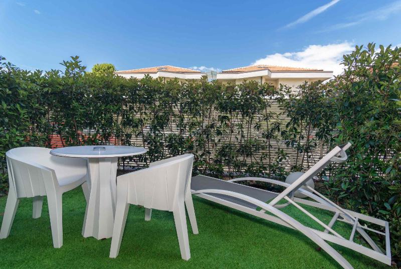 Triple Room with Garden View - Ground Floor - Beach Access image 3